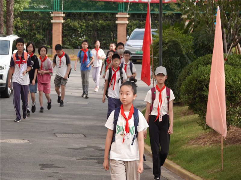 进校.jpg 进校.jpg