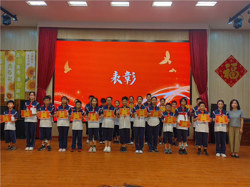 优秀营员颁奖.jpg 优秀营员颁奖.jpg