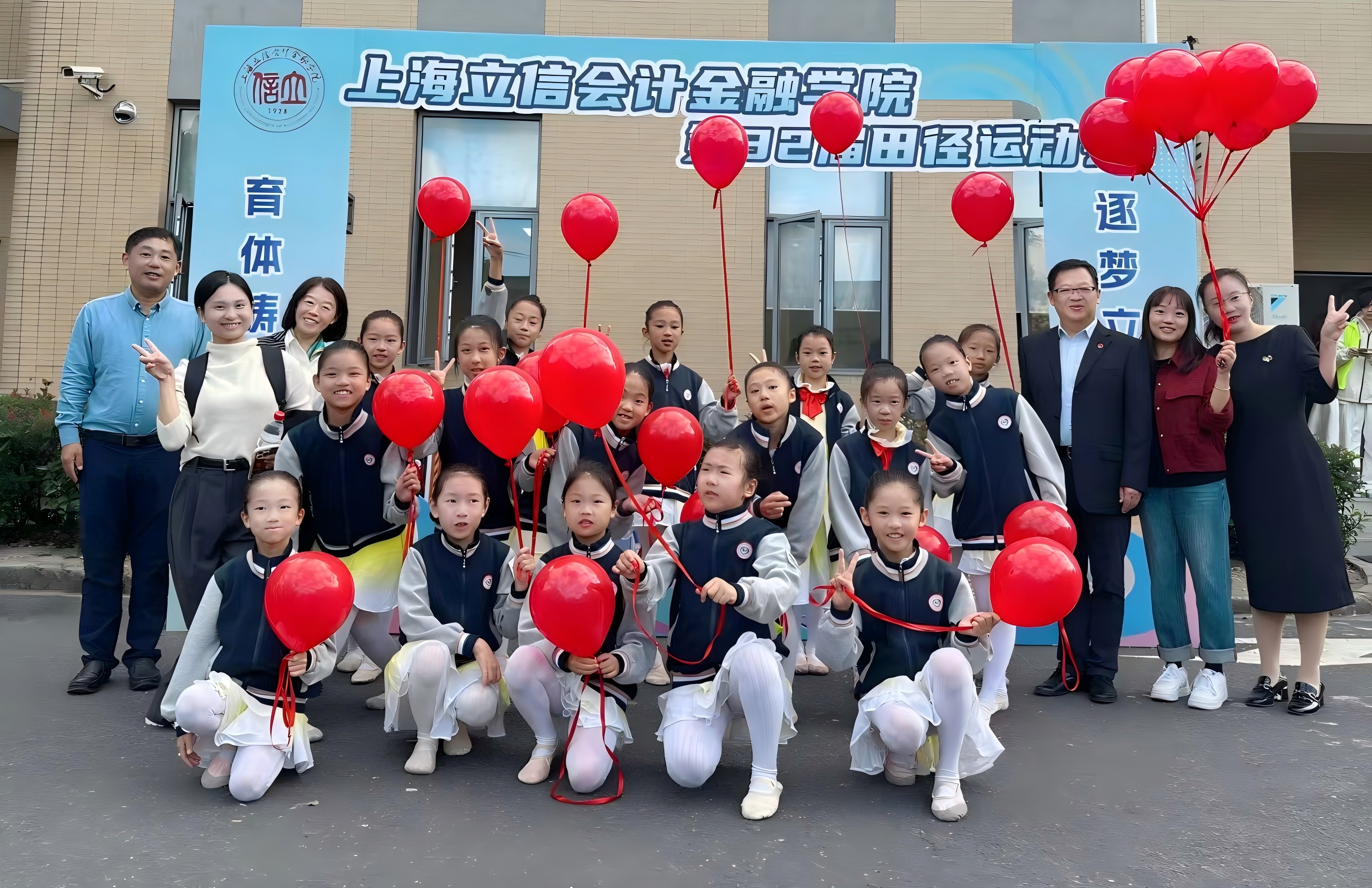 领导与学生合影.jpg 领导与学生合影.jpg