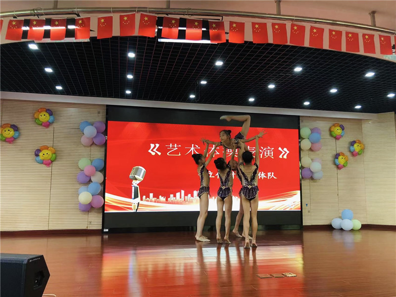 艺术体操表演.jpg 艺术体操表演.jpg