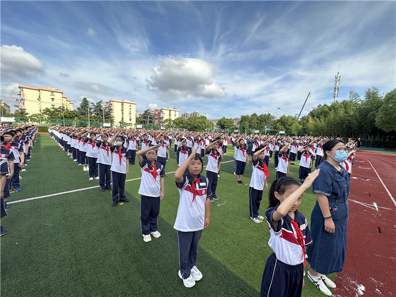 学生敬礼.jpg 学生敬礼.jpg